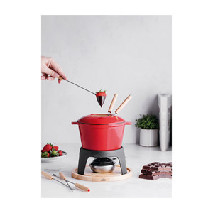 Pot à fondue rouge avec brochettes en bois et support pour faire fondre le fromage ou le chocolat - Product Image 2