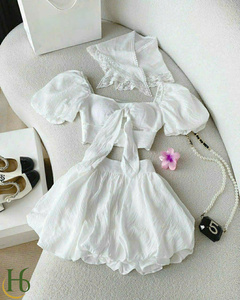 Ensemble haut court et jupe en denim blanc à manches bouffantes, tissé uni, style bureau, respirant, mélange de polyester, tendance - Product Image 1