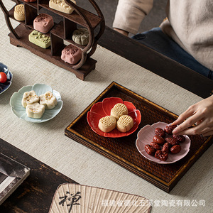 Petite assiette en porcelaine en forme de lotus de Fujian Wuxitang pour servir le thé, les collations, les fruits lors de mariages - Product Image 1