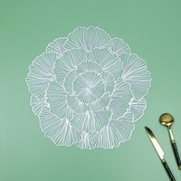 Tapis de salle à manger en PVC de luxe Offre Spéciale léger fleur d'hibiscus ronde évidé imperméable à l'huile tapis de tasse napperon