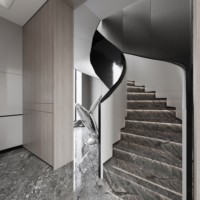 Escalier intérieur en spirale de haute qualité, garde-corps en verre, design moderne, acier, bois, pierre naturelle, installation en DIY pour appartement, hall