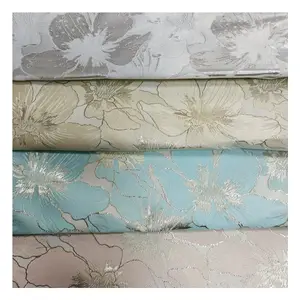 Vente en gros de tissu de brocart métallique confortable tissu de polyester jacquard teint en fil textile pour robe