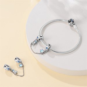 Breloques Perles Mode Planète Cosmique Fusée Avion Appareil Photo en Cuivre Plaqué Argent pour DIY Bracelet Collier, Petites Pièces Personnalisables avec Logo - Product Image 4