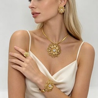 Pendentif rond en pierre noire avec fleur métallique plissée, chaîne serpent plate, ensemble de bijoux dorés