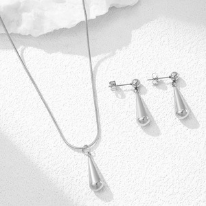 Juego de Joyería de Lujo 2026 Sin Caja, Chapado en Oro, Acero Inoxidable, Collar y Aretes Geométricos para Mujer - Product Image 2