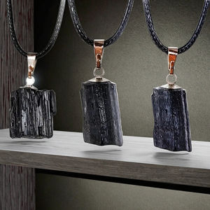 Collana con Pendente in Cristallo di Tormalina Nera Naturale Lucidato, Pietra Elettrica di Forma Irregolare, Esemplare Grezzo - Product Image 2