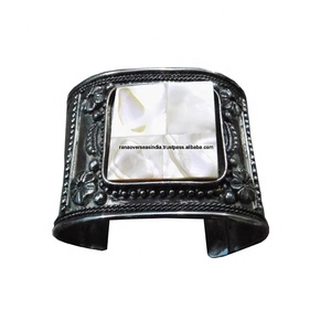 Brazalete Ajustable Hecho a Mano en Latón con Diseño de Madreperla, Joyería Tradicional Elegante en Relieve, Regalo para Mujer, Brazalete Moderno - Product Image 1