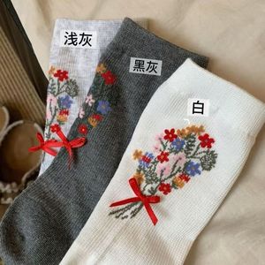 Calcetines a Media Pantorrilla para Mujer, Color Gris Claro, Grisáceo, Blanco, Negro, con Estampado Floral Jacquard, Transpirables, Absorbentes de Sudor, Resistentes al Olor, para Primavera - Product Image 3