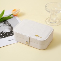 Organisateur de bijoux de voyage en cuir PU A1 avec surpiqûres périphériques, fermeture à bouton-pression et intérieur crème pour le rangement des bijoux