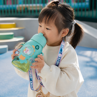 Bouteille d'eau portable pour enfants avec paille en silicone à pression unique, motif ours mignon, 600 ml, capsule spatiale, sangle, logo personnalisé, OEM