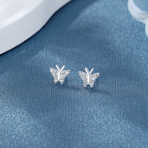 Boucles d'oreilles clous papillon de luxe en argent sterling 925 pour femme avec zircon cubique - Bijoux de style vintage pour anniversaire et fête - Product Image 5