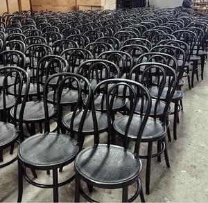 Chaises de fête en <span class=keywords><strong>bois</strong></span> courbé en résine noire texturée imperméable pour l'extérieur - Product Image 1