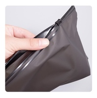 Pochettes noires givrées mates à fermeture éclair, sacs à glissière personnalisés avec logo imprimé, sacs en PE épais et durables pour vêtements et accessoires
