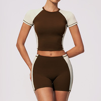 Ensemble de yoga pour femmes avec haut court à manches raglan et blocs de couleur, logo personnalisé, et short taille haute respirant pour la gym et l'entraînement
