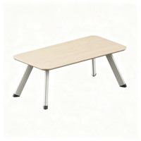 La table basse au design épuré convient aux réunions d'affaires.