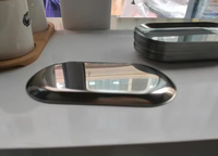 Plateaux ovales élégants en acier inoxydable, compatibles lave-vaisselle, pour la décoration de table de traiteur et l'organisation de maquillage