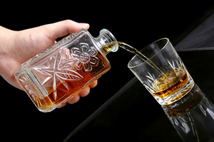 Vente directe usine : Carafe <span class=keywords><strong>de</strong></span> luxe carrée gaufrée transparente <span class=keywords><strong>de</strong></span> 500 ml et 700 ml pour Brandy, Vodka, Whisky, Liqueur et Vin - Product Image 2