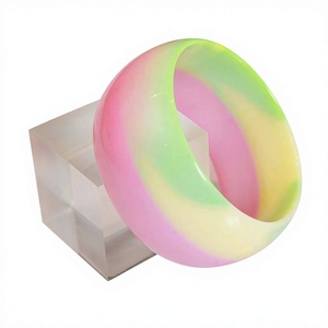 Bracelets classiques en résine faits à la main pour femmes, couleur personnalisée, accessoires de mode pour le quotidien, les fêtes, les mariages et les festivals - Product Image 1