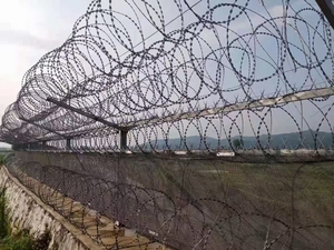 Fil de concertina en acier BTO-22 CBT-65 de haute qualité, fil barbelé rasoir, facile à installer - Product Image 5