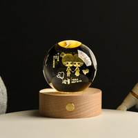 Vente en gros d'usine, sphère décorative en verre cristal K9 avec base en bois LED gravée au laser 3D, design personnalisé d'animaux marins