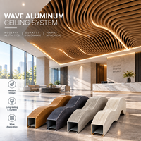 Plafond en aluminium ondulé courbé en forme de U, finition bois, tube carré en aluminium pour projet de plafond de bâtiment commercial