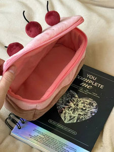 YY กล่องใส่ดินสอเค้กเชอร์รี่กำมะหยี่น่ารัก, ที่ใส่ปากกากระเป๋า<span class=keywords><strong>แต่งหน้า</strong></span>เด็กผู้หญิงกล่องดินสอตุ๊กตา - Product Image 5