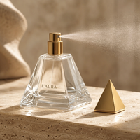 Flacon de parfum en verre transparent en forme de pyramide unique de 30 ml, 50 ml, 100 ml avec impression sérigraphique et diffuseur à bâtonnets