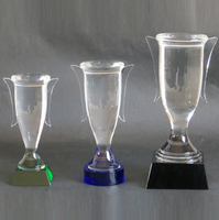 Tasses en verre cristal de nouveau trophée de conception de cristal faites en usine professionnelle avec des poignées claires