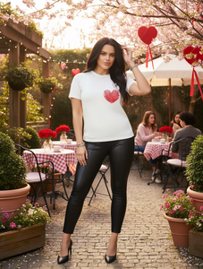 T-shirt casual da donna per San Valentino, con stampa a cuore con impronta digitale, manica corta, girocollo, in cotone leggero e traspirante, per la primavera - Product Image 2