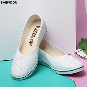 BAEWOON C12 Zapatos de Trabajo Casuales para Enfermeras, Suela Suave, Novedad 2022, Zapatillas Blancas de Ocio, Zapatos de Tela Estilo Pekín Antiguo - Product Image 1
