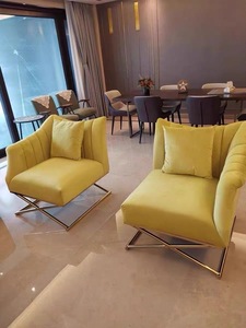 Fauteuil d'appoint rembourré en velours jaune avec accoudoir côté droit et pieds dorés - Product Image 3