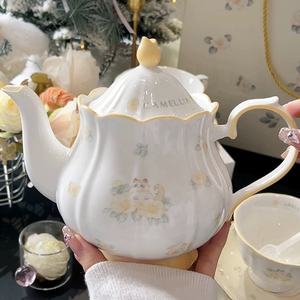 Service à thé et café vintage européen en céramique avec motif camélia, comprenant tasse, soucoupe et théière, coffret cadeau pour 2 personnes - Product Image 3