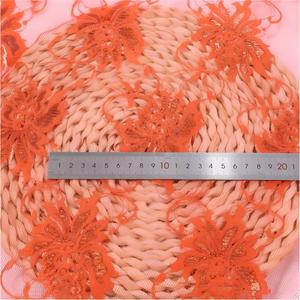 Neu auf Lager: Silberner Lurex-Spitzenstoff mit Blumenmuster und Lochstickerei für Bekleidung, Dessous, Hanfu, Cheongsam und Kleidungszubehör - Product Image 2