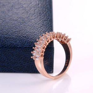 Anello geometrico irregolare da donna con design intarsiato scintillante, elegante gioiello alla moda - Product Image 4