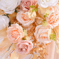 Arche carrée rose champagne pour mariage avec draperies en mousseline et arrangement de fleurs artificielles en roses pour la cérémonie et la décoration de la cabine photo