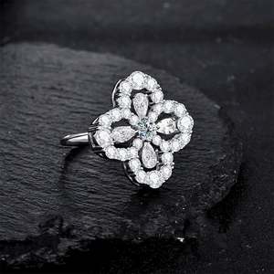 Anillo de Plata de Ley S925 con Trébol de Cuatro Hojas Súper Brillante y Moissanita Ligeramente Engastada - Product Image 5