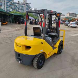 Chariot élévateur diesel Komatsu d'occasion de 3 tonnes FD30-17, mât à deux étages, levage de 4,5 m, transmission intégrale 4x4, moteur japonais, faible consommation, haute efficacité - Product Image 3