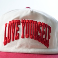Casquette de baseball non structurée 5 panneaux rétro 2026 avec logo personnalisé « LOVE YOURSELF » broderie 3D en relief, coloris crème et rouge, vente en gros