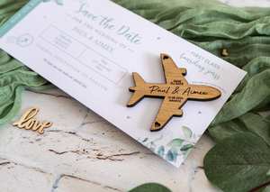 Aimant de réfrigérateur Carte d'embarquement Mariage SAVE the DATE Aimant de réfrigérateur en bois ou en acrylique Vert sauge Voyage Avion Mariage à l'étranger - Product Image 4