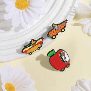 Broche de esmalte de personajes de películas animadas: Conejo creativo con zanahoria, Gusano con manzana, Broche de solapa - Product Image 3