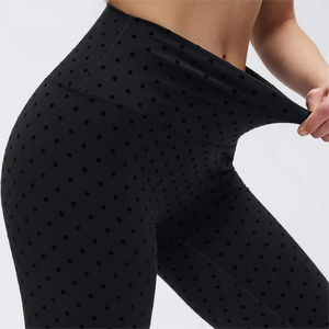 Shorts taille haute pour femme, style legging de yoga, motif léopard, taille élastique, respirant, en Spandex et Polyester, design froncé sans couture - Product Image 1