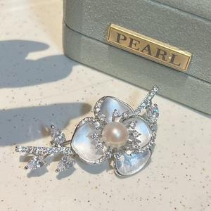 เข็มกลัดรูปกลีบดอกไม้สำหรับผู้หญิง ดีไซน์หรูหรา สไตล์จีน ระดับไฮเอนด์ เหมาะสำหรับชุดกี่เพ้า ประดับมุก ดีไซน์เฉพาะตัว - Product Image 5