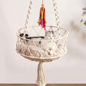 Hamaca de macramé para gatos de interior, cama colgante tejida a mano para ventana, cesta columpio, decoración boho para el hogar, incluye colchoneta. - Product Image 1