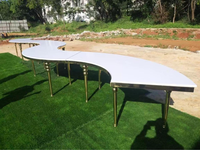 Table de luxe moderne en verre en forme de S avec pieds dorés pour hôtel, salon, événements extérieurs et mariages