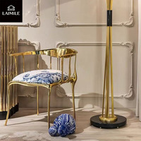 Fauteuil de salle à manger de luxe avec structure en métal doré, tissu imprimé bleu et blanc, pour villa, maison, hôtel