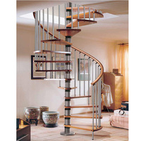 Escalier en colimaçon minimaliste Prima, escalier rotatif sur mesure avec garde-corps en verre pour la décoration intérieure de villa