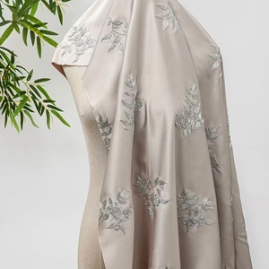 Tela de Encaje Elegante con <span class=keywords><strong>Bordado</strong></span> de Hojas de Satén Suave, Encaje con Flores Bordadas para Vestido Cheongsam, Tela para Vestido de Mujer - Product Image 4
