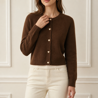 Maßgefertigte Damen-Wollstrickjacke im Vintage-Stil Schokoladenbraun Rundhalskragen Herzförmige Knöpfe Lange Ärmel OEM ODM Fabrik
