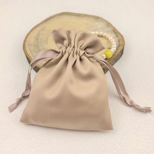 Sacs de luxe personnalisés avec logo imprimé pour perruques, pochettes à cordon en satin de soie pour extensions capillaires et mèches de cheveux - Product Image 4