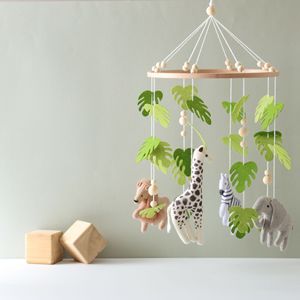 Mobile de lit bébé moderne décoratif avec télécommande, projection apaisante ciel étoilé, jouet en bois et feutre doux - Product Image 3